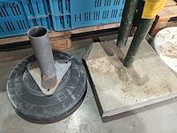 Lot 11 - parasolvoet. 3 stuks - afbeelding 2 van  4