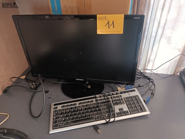 Lot 11 - pc scherm en toetsenbord - afbeelding 1 van  3