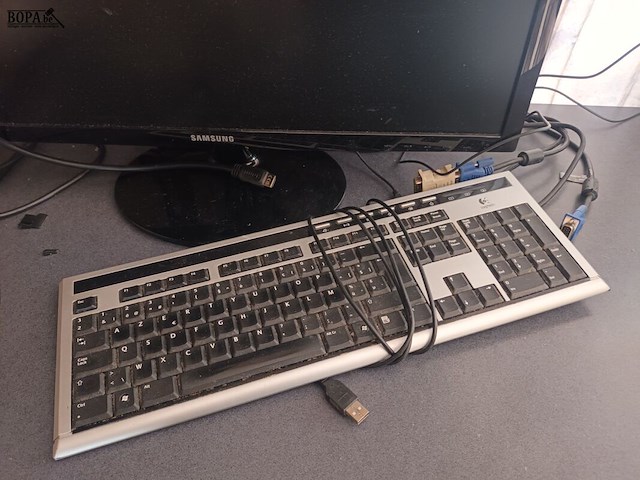 Lot 11 - pc scherm en toetsenbord - afbeelding 3 van  3