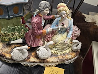 Lot 11 - porseleinen capodemonte italiaanse koppel