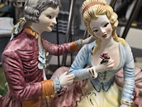 Lot 11 - porseleinen capodemonte italiaanse koppel - afbeelding 2 van  6