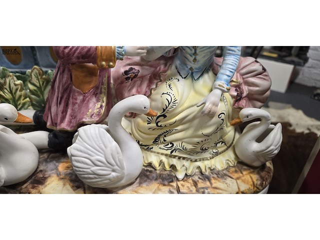 Lot 11 - porseleinen capodemonte italiaanse koppel - afbeelding 3 van  6