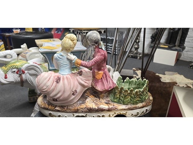 Lot 11 - porseleinen capodemonte italiaanse koppel - afbeelding 5 van  6