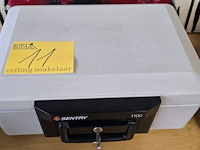 Lot 11 - safe koffer sentry 1100 met sleutel - afbeelding 1 van  3