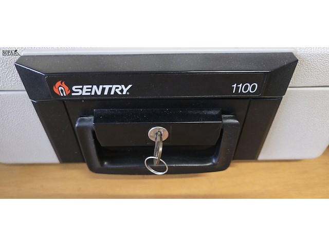 Lot 11 - safe koffer sentry 1100 met sleutel - afbeelding 2 van  3