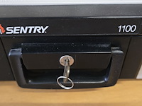 Lot 11 - safe koffer sentry 1100 met sleutel - afbeelding 2 van  3