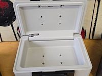 Lot 11 - safe koffer sentry 1100 met sleutel - afbeelding 3 van  3