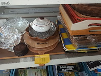 Lot 11 - schalen, planken en dienbladen. 28 stuks - afbeelding 1 van  5