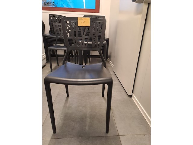 Lot 11 - stapelstoel webb zwart 29 stuks - afbeelding 1 van  2