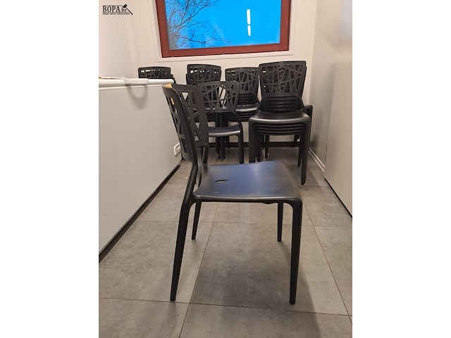 Lot 11 - stapelstoel webb zwart 29 stuks - afbeelding 2 van  2