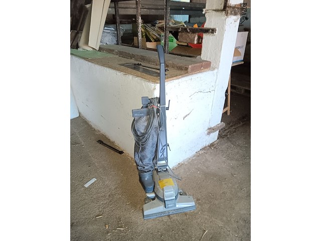 Lot 11 - stofzuiger kirby - afbeelding 1 van  2