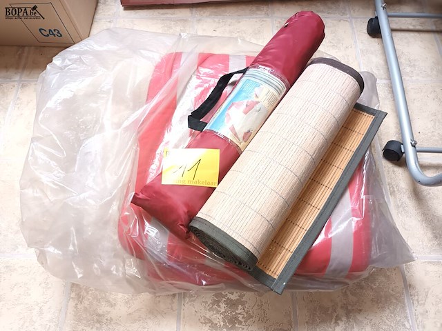 Lot 11 - tuinkussen, tent en mat - afbeelding 1 van  4
