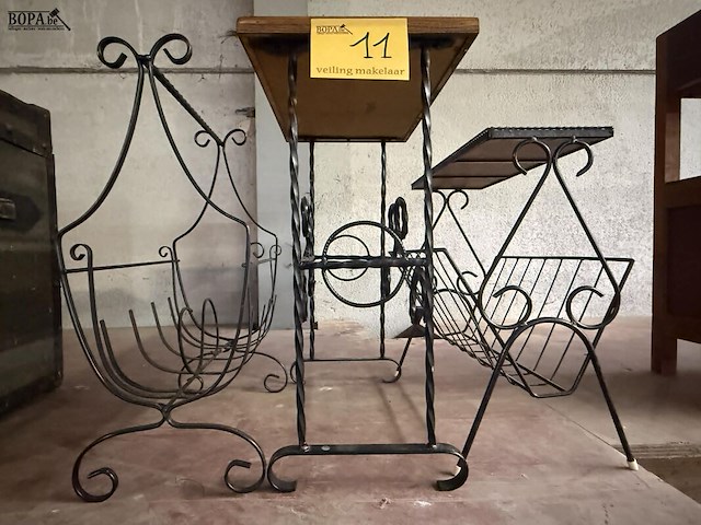 Lot 11 - vintage smeedijzeren bijzettafel + 2 tijdschriftrekken - afbeelding 1 van  1
