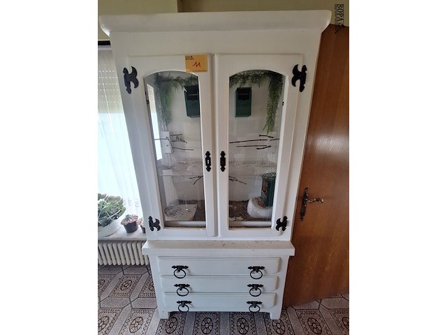 Lot 11 - witte houten vitrine kast - afbeelding 1 van  4