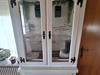 Lot 11 - witte houten vitrine kast