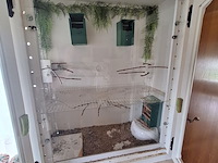 Lot 11 - witte houten vitrine kast - afbeelding 2 van  4