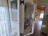 Lot 11 - witte houten vitrine kast - afbeelding 3 van  4