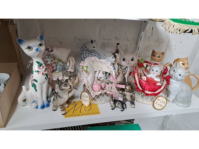 Lot 110 - beeldjes poezen ong 15 stuks - afbeelding 1 van  4