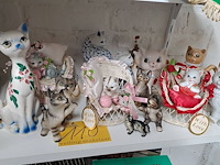 Lot 110 - beeldjes poezen ong 15 stuks - afbeelding 1 van  4