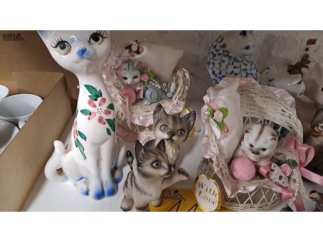 Lot 110 - beeldjes poezen ong 15 stuks - afbeelding 2 van  4