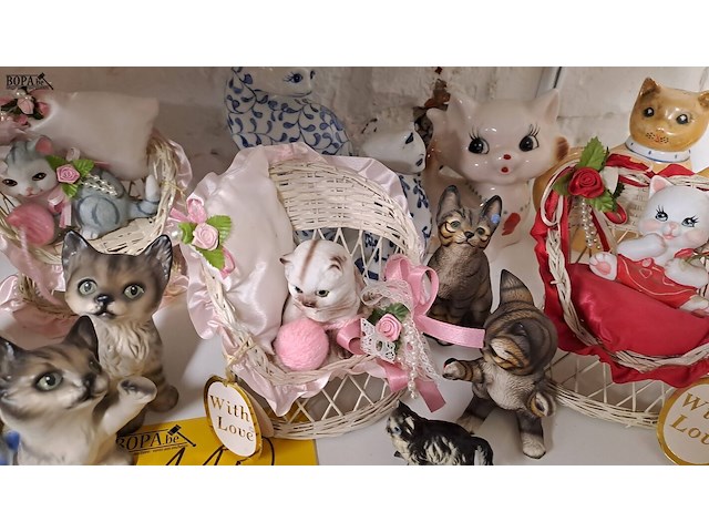 Lot 110 - beeldjes poezen ong 15 stuks - afbeelding 3 van  4