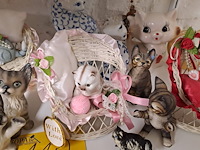 Lot 110 - beeldjes poezen ong 15 stuks - afbeelding 3 van  4