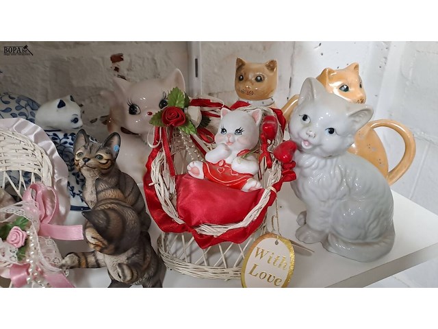 Lot 110 - beeldjes poezen ong 15 stuks - afbeelding 4 van  4