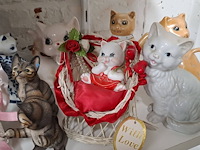 Lot 110 - beeldjes poezen ong 15 stuks - afbeelding 4 van  4