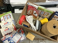 Lot 110 - bevestigingsmateriaal, opbergartikelen en tochtstrips circa - afbeelding 1 van  5