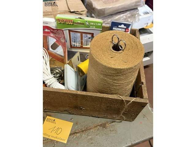 Lot 110 - bevestigingsmateriaal, opbergartikelen en tochtstrips circa - afbeelding 3 van  5