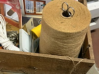 Lot 110 - bevestigingsmateriaal, opbergartikelen en tochtstrips circa - afbeelding 3 van  5