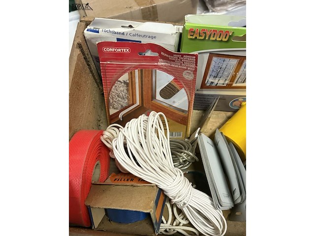 Lot 110 - bevestigingsmateriaal, opbergartikelen en tochtstrips circa - afbeelding 4 van  5