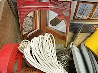 Lot 110 - bevestigingsmateriaal, opbergartikelen en tochtstrips circa - afbeelding 4 van  5