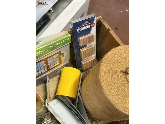 Lot 110 - bevestigingsmateriaal, opbergartikelen en tochtstrips circa - afbeelding 5 van  5