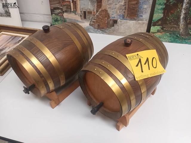 Lot 110 - houten biervat op sokkel. 2 stuks - afbeelding 1 van  3