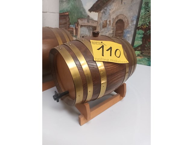 Lot 110 - houten biervat op sokkel. 2 stuks - afbeelding 2 van  3