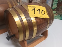 Lot 110 - houten biervat op sokkel. 2 stuks - afbeelding 2 van  3