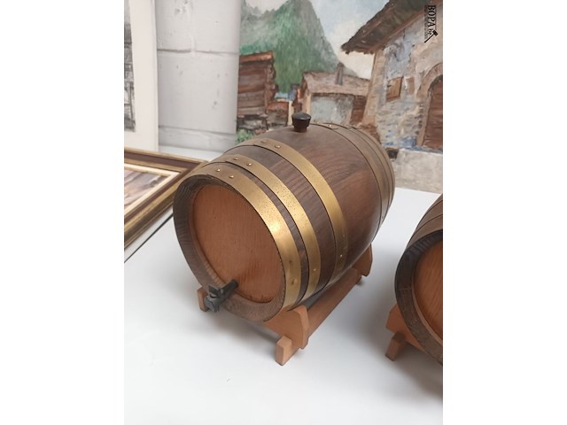 Lot 110 - houten biervat op sokkel. 2 stuks - afbeelding 3 van  3