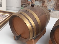 Lot 110 - houten biervat op sokkel. 2 stuks - afbeelding 3 van  3