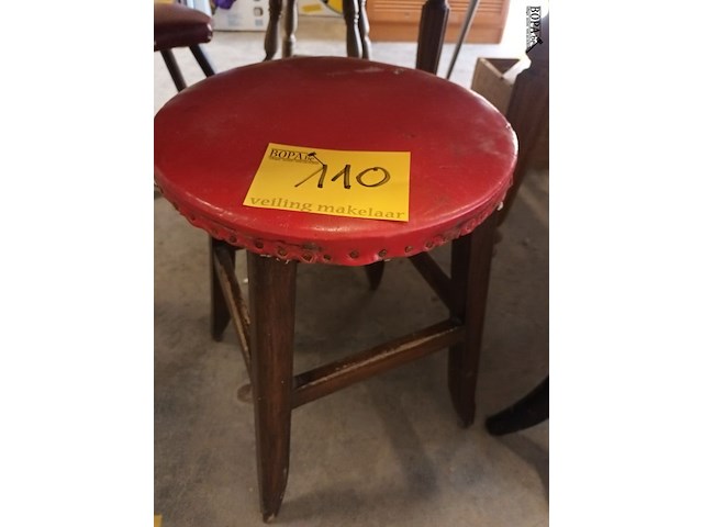 Lot 110 - houten kruk - afbeelding 1 van  3