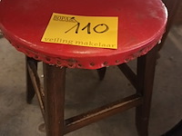 Lot 110 - houten kruk - afbeelding 1 van  3
