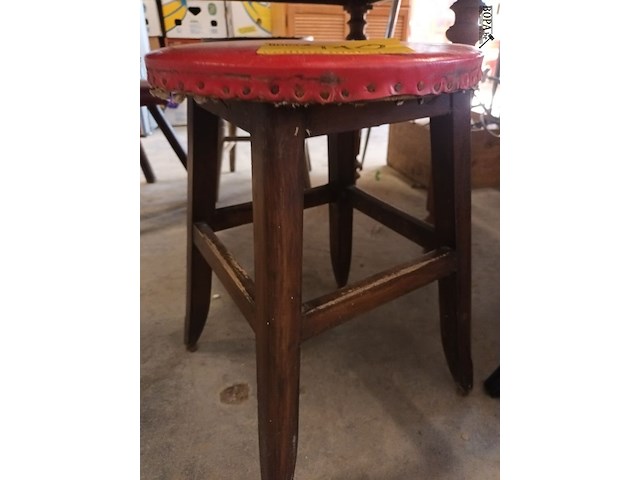 Lot 110 - houten kruk - afbeelding 2 van  3