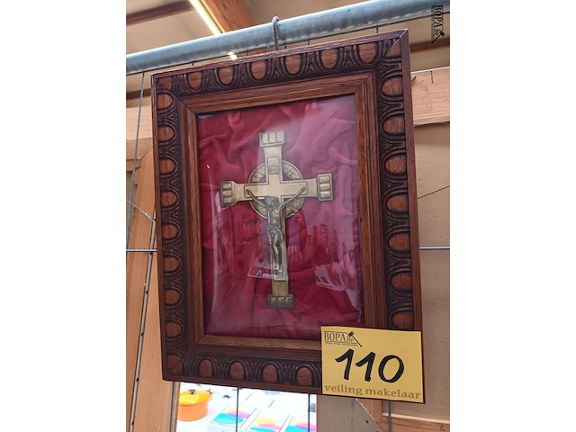 Lot 110 - kruisbeeld in kader - afbeelding 1 van  3
