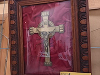 Lot 110 - kruisbeeld in kader - afbeelding 1 van  3