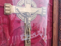 Lot 110 - kruisbeeld in kader - afbeelding 2 van  3