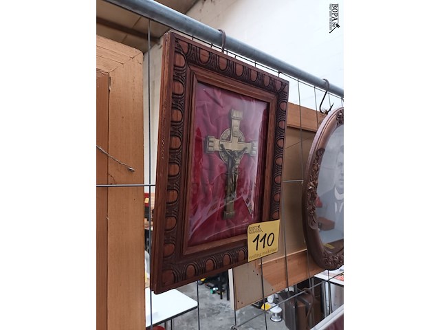 Lot 110 - kruisbeeld in kader - afbeelding 3 van  3