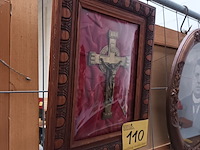 Lot 110 - kruisbeeld in kader - afbeelding 3 van  3