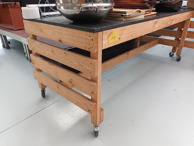 Lot 110 - mobiele houten werktafel - afbeelding 1 van  2