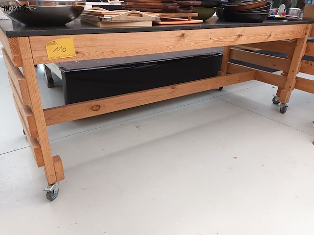 Lot 110 - mobiele houten werktafel - afbeelding 2 van  2