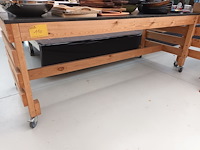 Lot 110 - mobiele houten werktafel - afbeelding 2 van  2